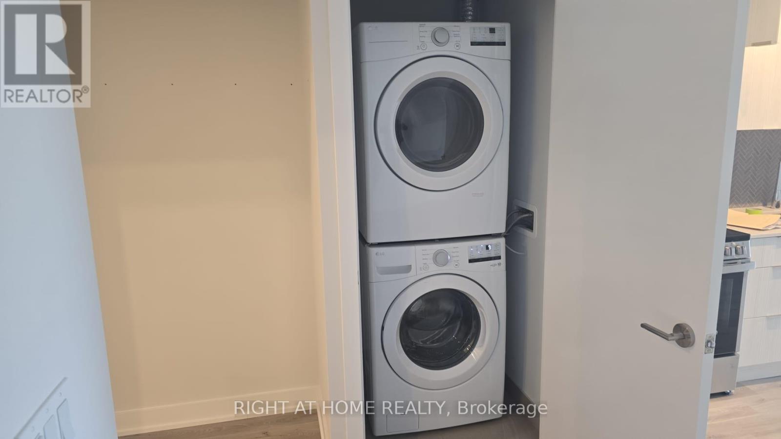 1105 - 430 Square One Drive, Mississauga, Ontario L5B 0L6 - Photo 14 - W12592918