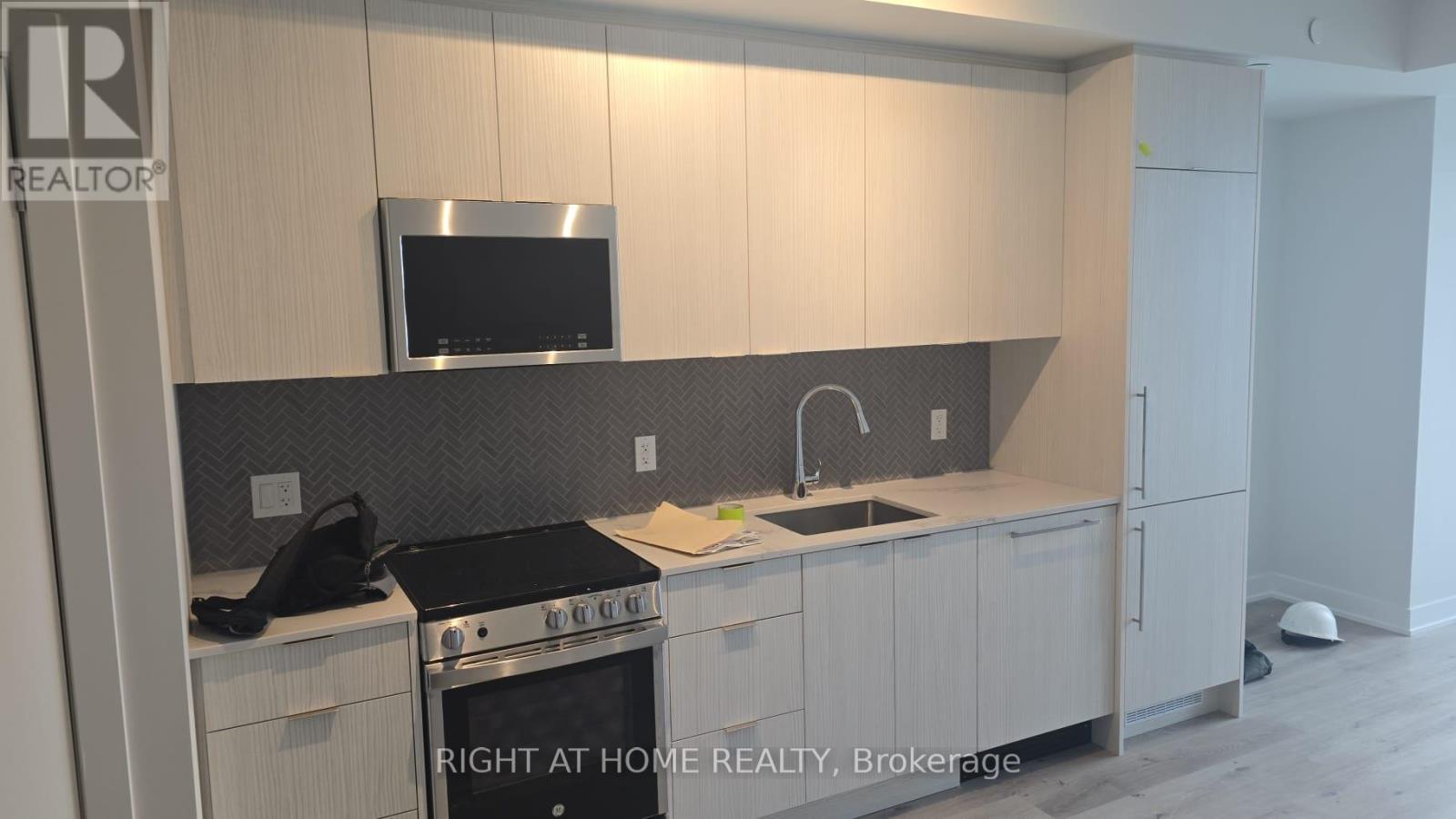 1105 - 430 Square One Drive, Mississauga, Ontario L5B 0L6 - Photo 6 - W12592918