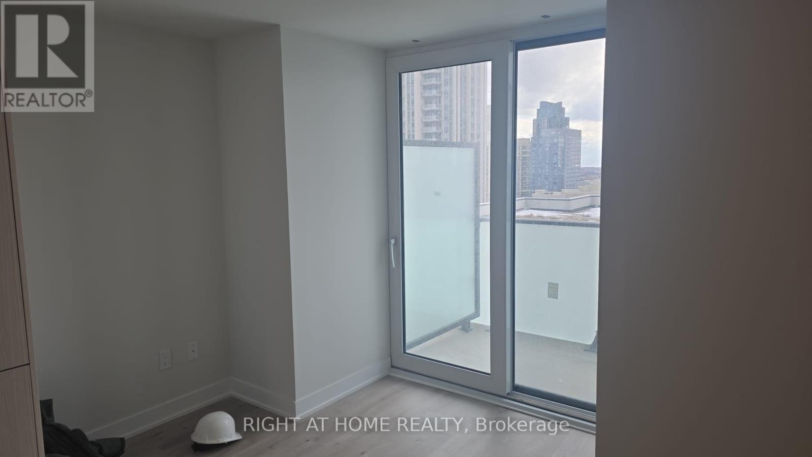 1105 - 430 Square One Drive, Mississauga, Ontario L5B 0L6 - Photo 7 - W12592918