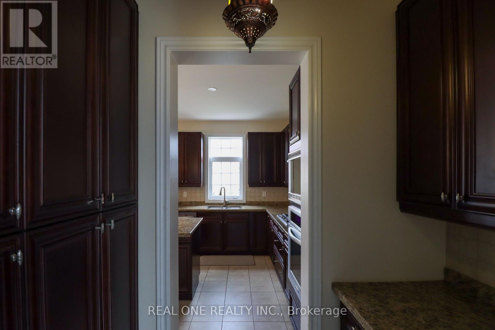 1330 Kestell Boulevard, Oakville, Ontario L6H 0C8 - Photo 18 - W12592928