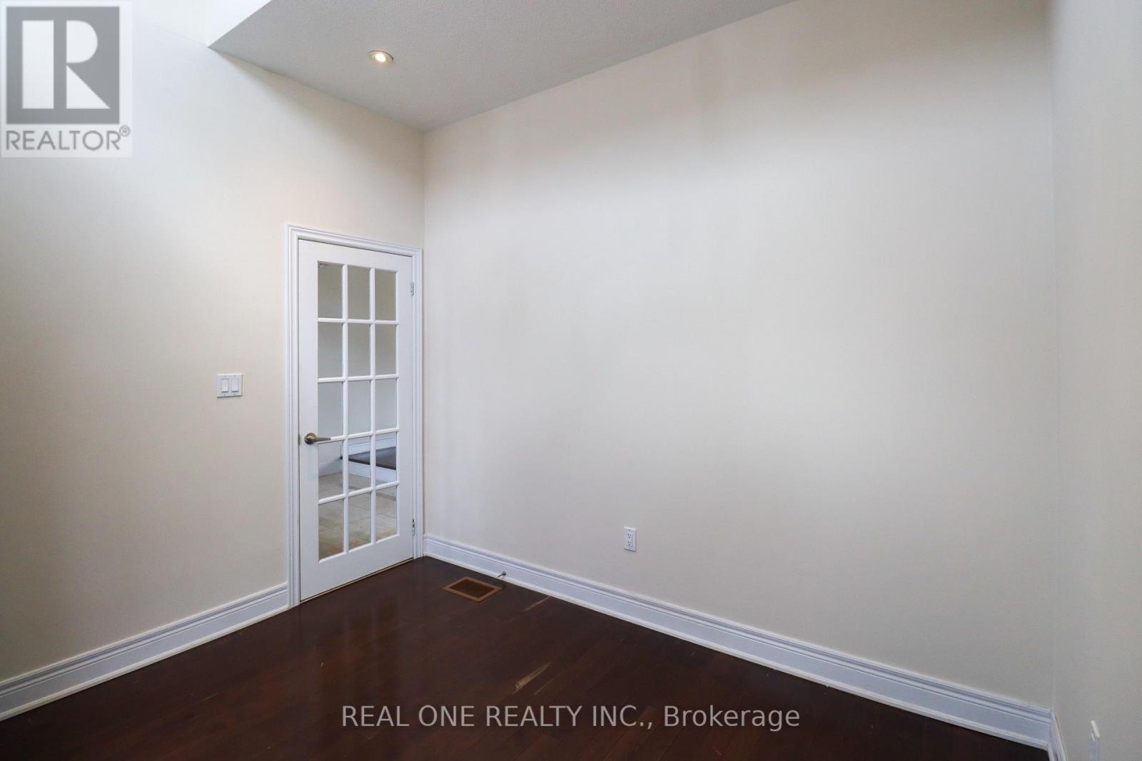 1330 Kestell Boulevard, Oakville, Ontario L6H 0C8 - Photo 21 - W12592928