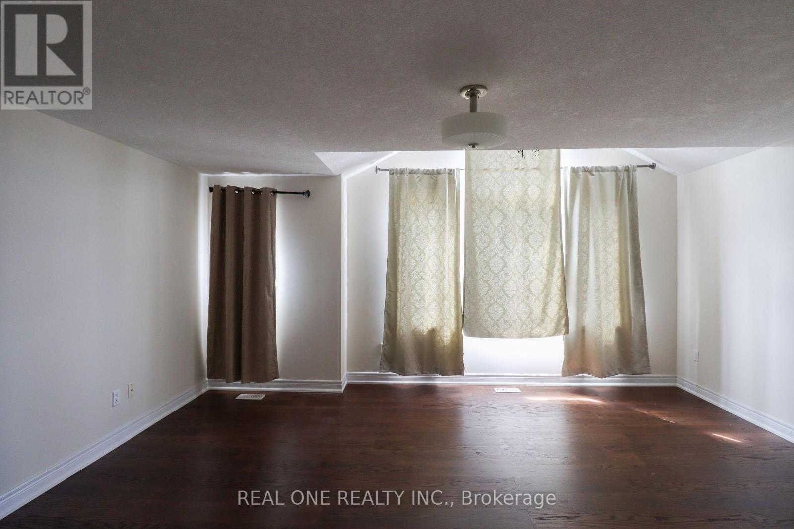 1330 Kestell Boulevard, Oakville, Ontario L6H 0C8 - Photo 36 - W12592928