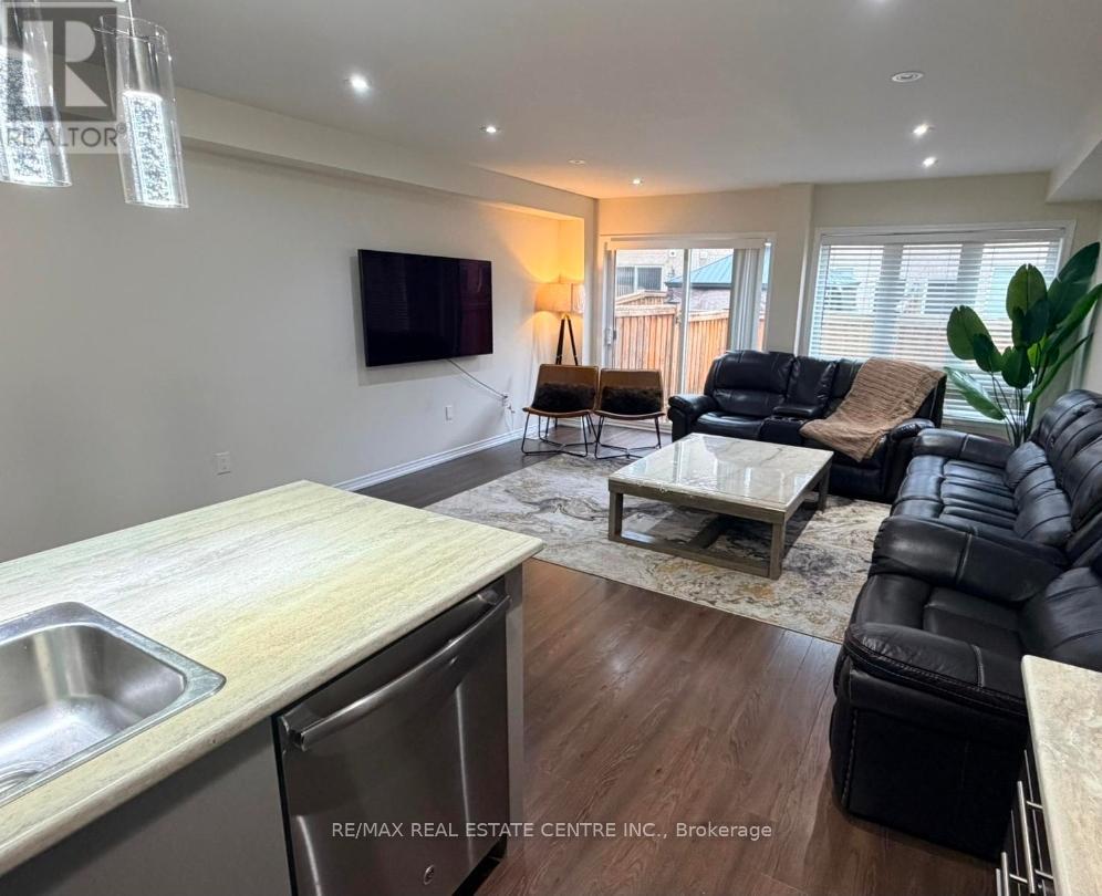 485 Queen Mary Drive, Brampton, Ontario  L7A 4M4 - Photo 5 - W12570448