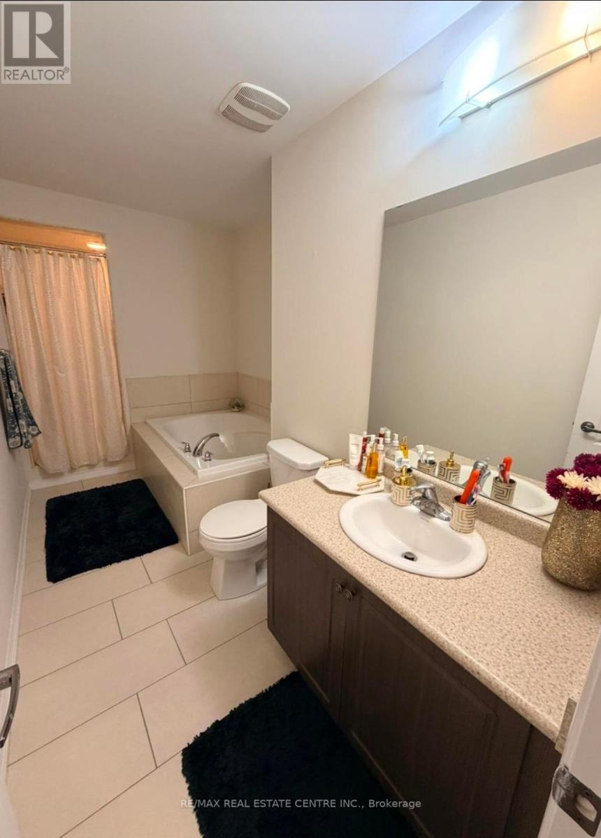 485 Queen Mary Drive, Brampton, Ontario  L7A 4M4 - Photo 11 - W12570448