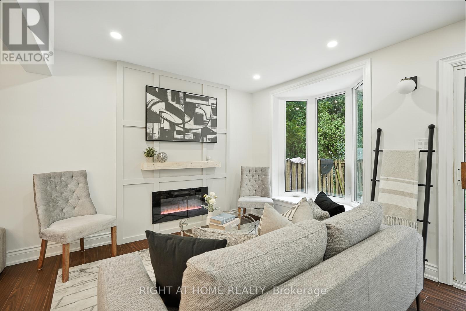 413 Enfield Road, Burlington, Ontario  L7T 2X5 - Photo 2 - W12451106