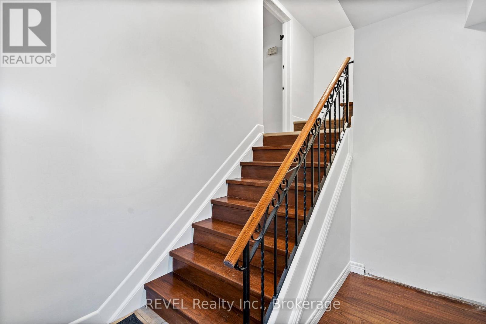 B - 462 B Carlton Street, St. Catharines, Ontario  L2M 4X1 - Photo 2 - X12593006