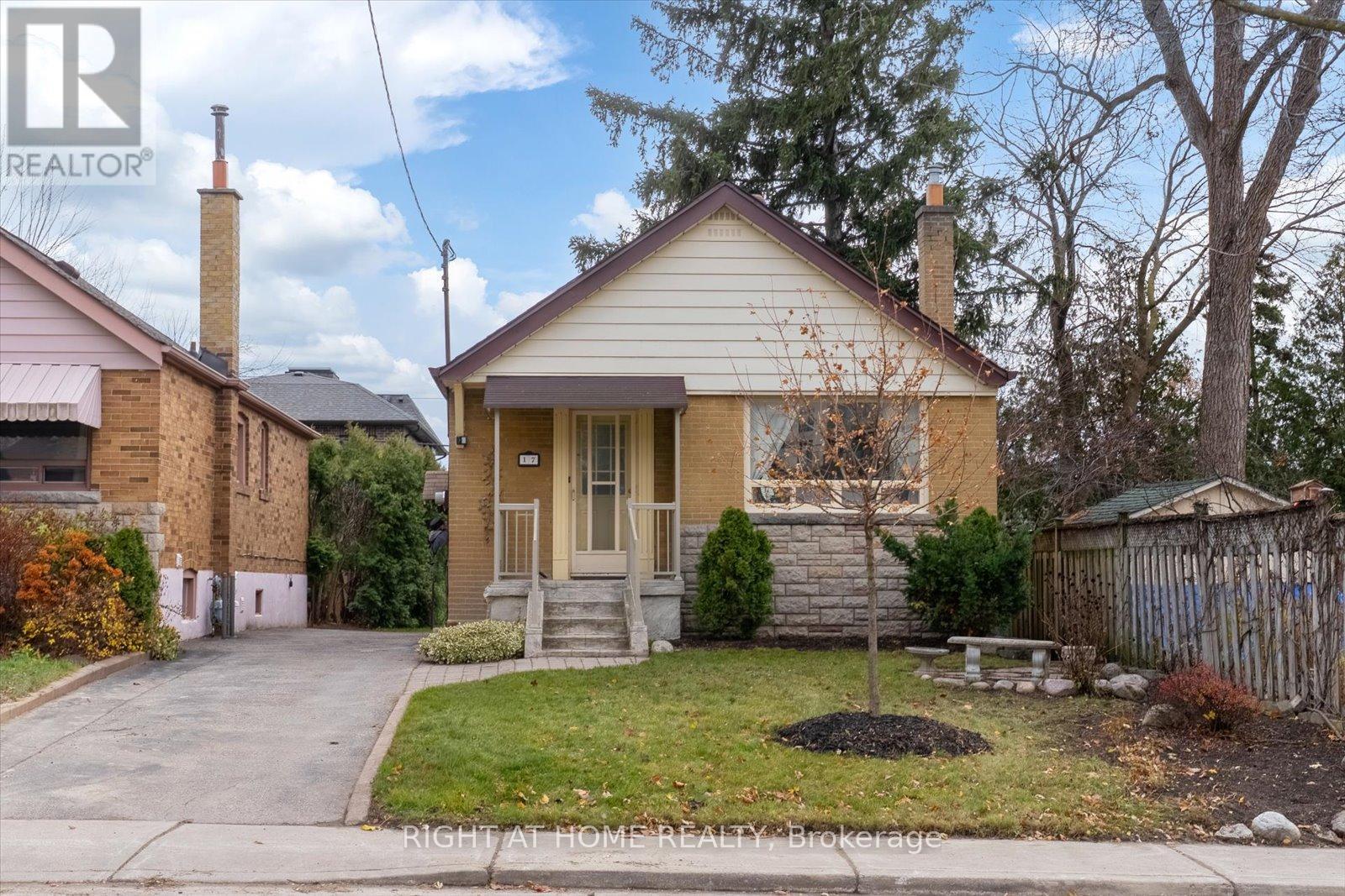 17 YARDLEY AVENUE, Toronto, Ontario
