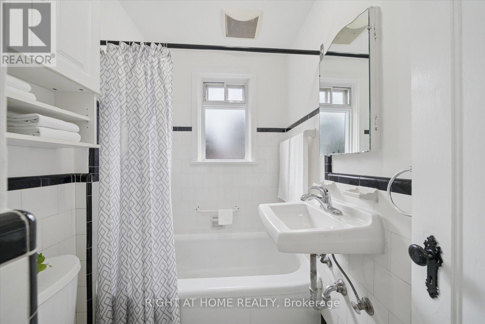 17 Yardley Avenue, Toronto, Ontario  M4B 2A7 - Photo 11 - E12592966