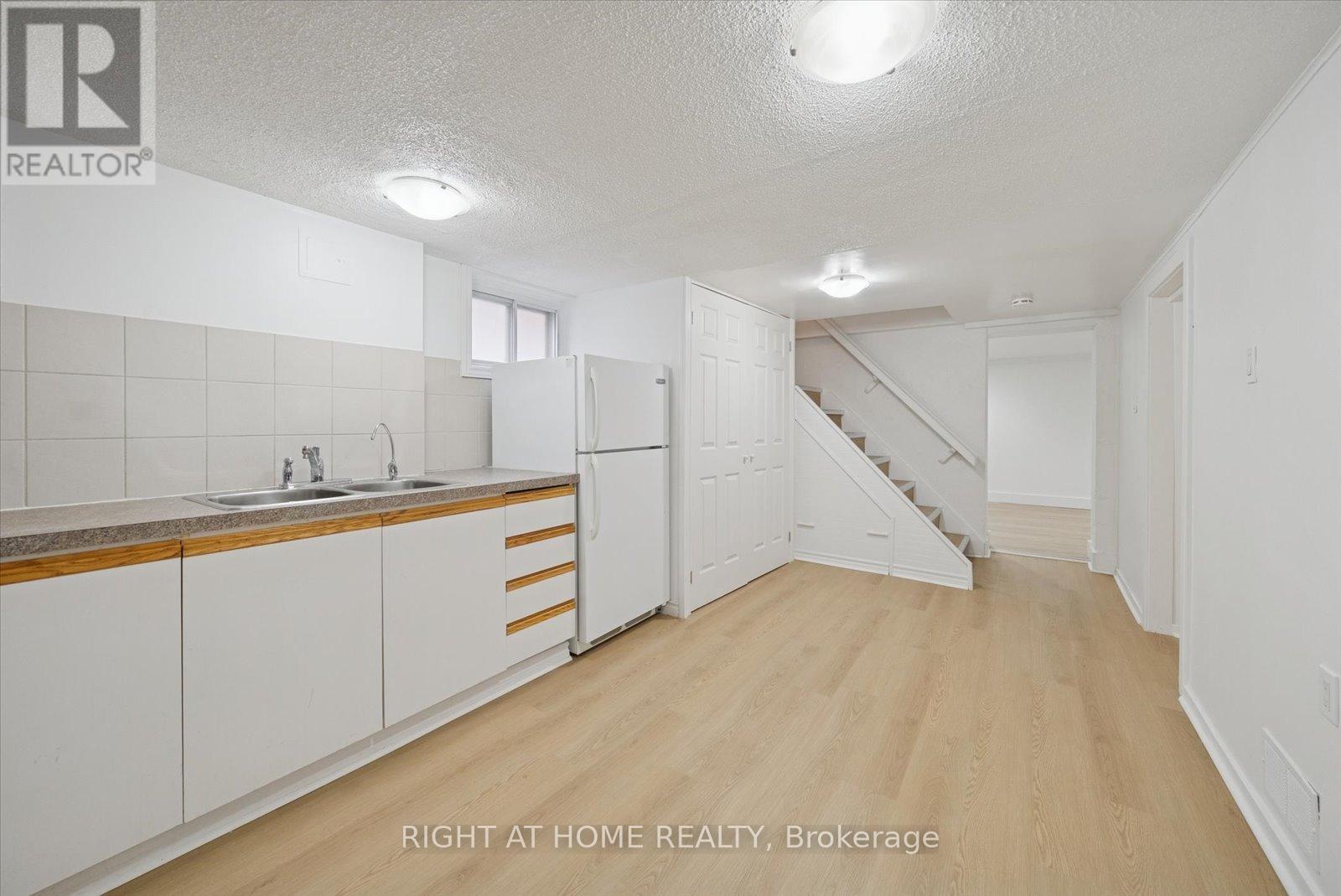 17 Yardley Avenue, Toronto, Ontario  M4B 2A7 - Photo 15 - E12592966