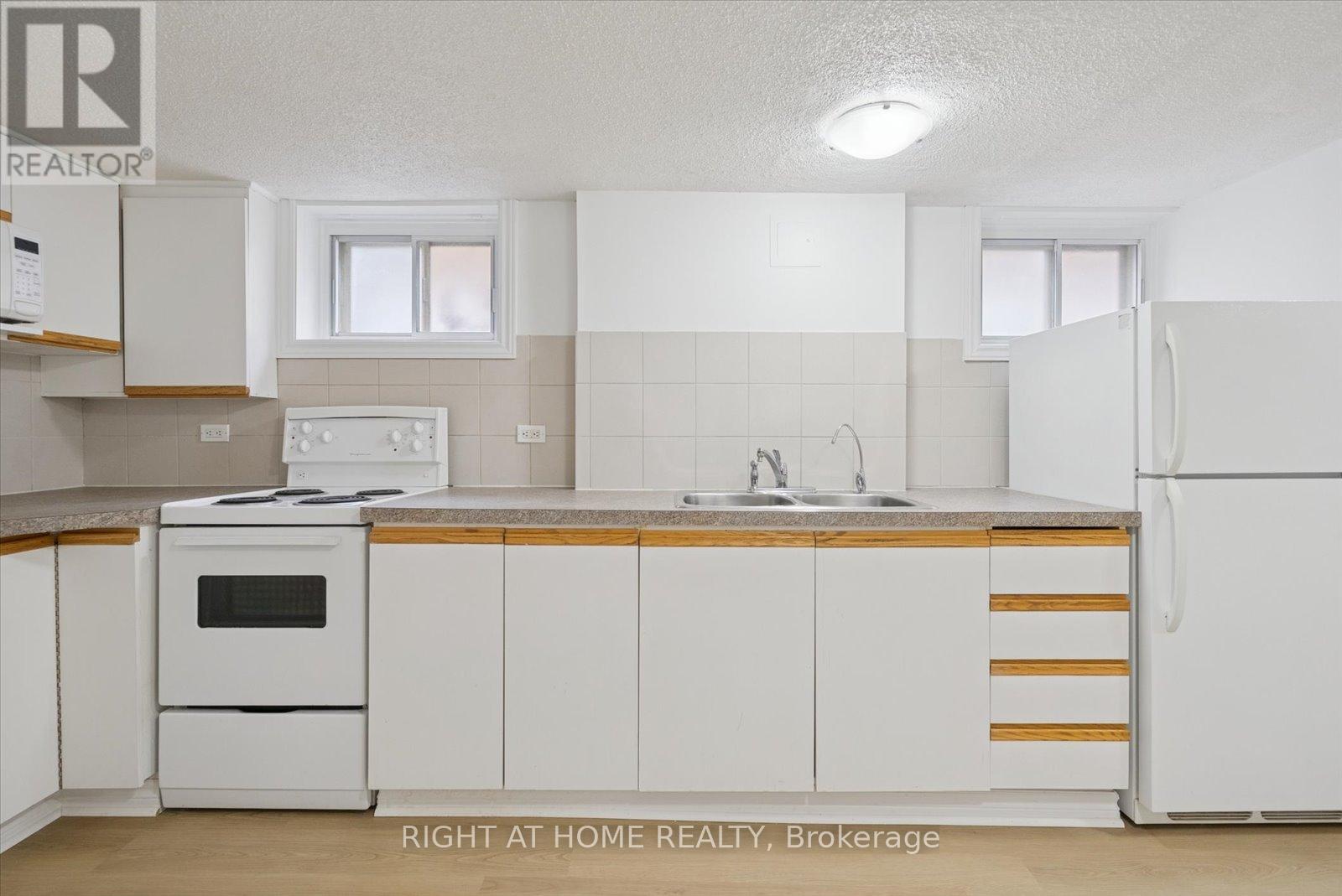 17 Yardley Avenue, Toronto, Ontario  M4B 2A7 - Photo 17 - E12592966