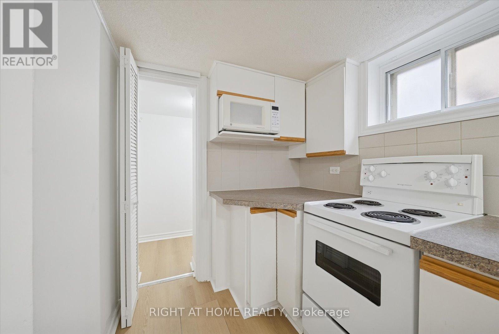 17 Yardley Avenue, Toronto, Ontario  M4B 2A7 - Photo 18 - E12592966