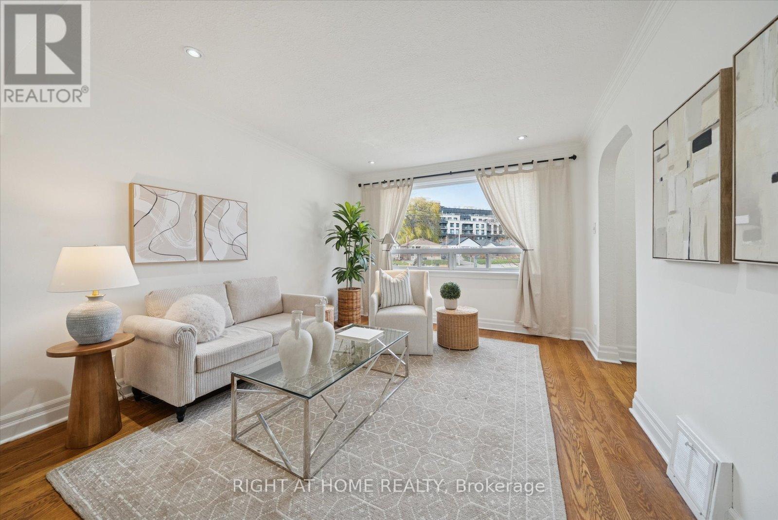 17 Yardley Avenue, Toronto, Ontario  M4B 2A7 - Photo 2 - E12592966