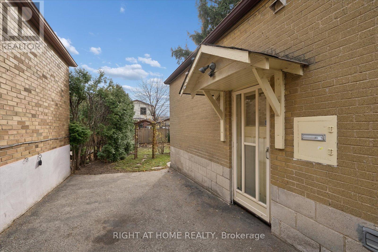 17 Yardley Avenue, Toronto, Ontario  M4B 2A7 - Photo 27 - E12592966