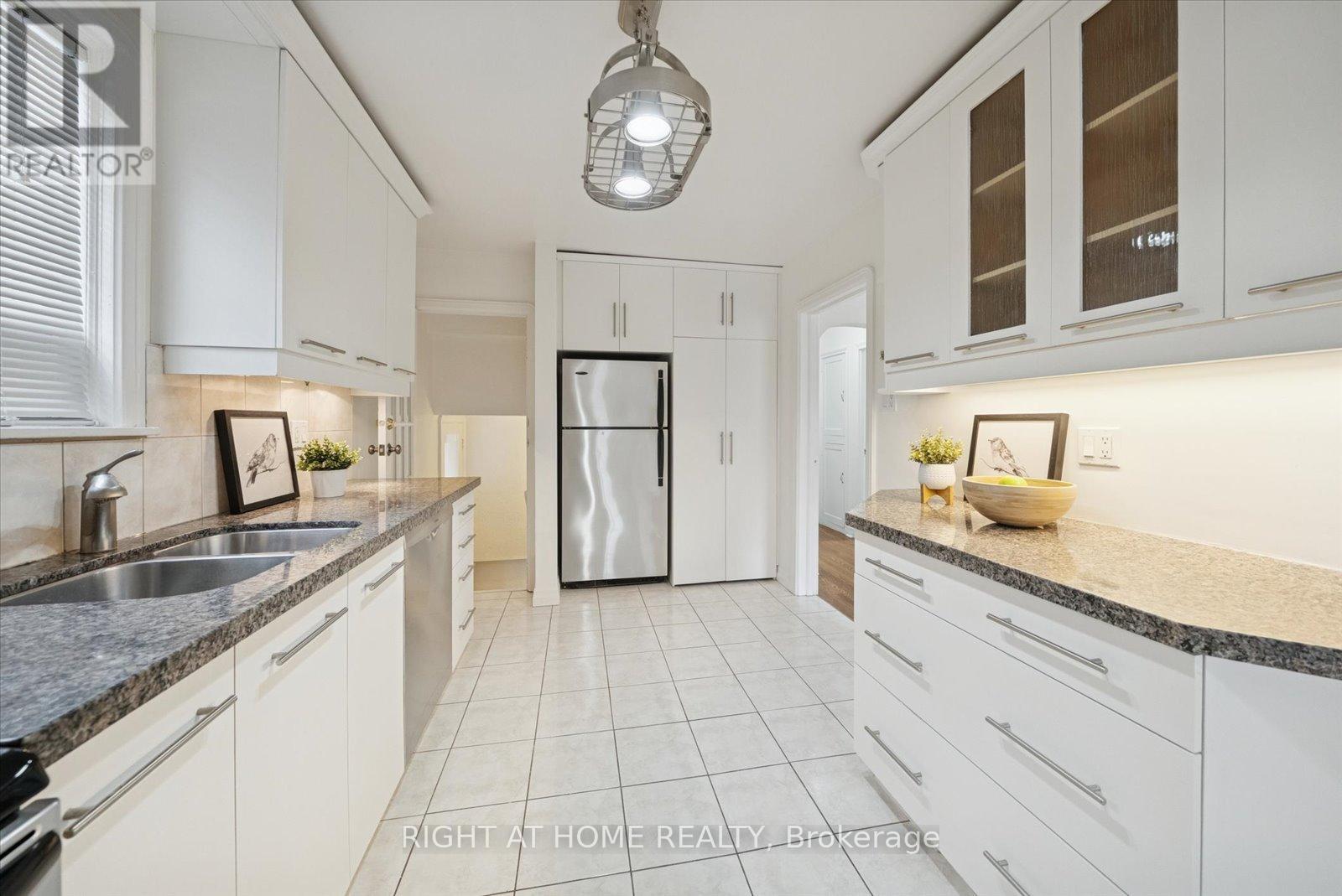 17 Yardley Avenue, Toronto, Ontario  M4B 2A7 - Photo 6 - E12592966