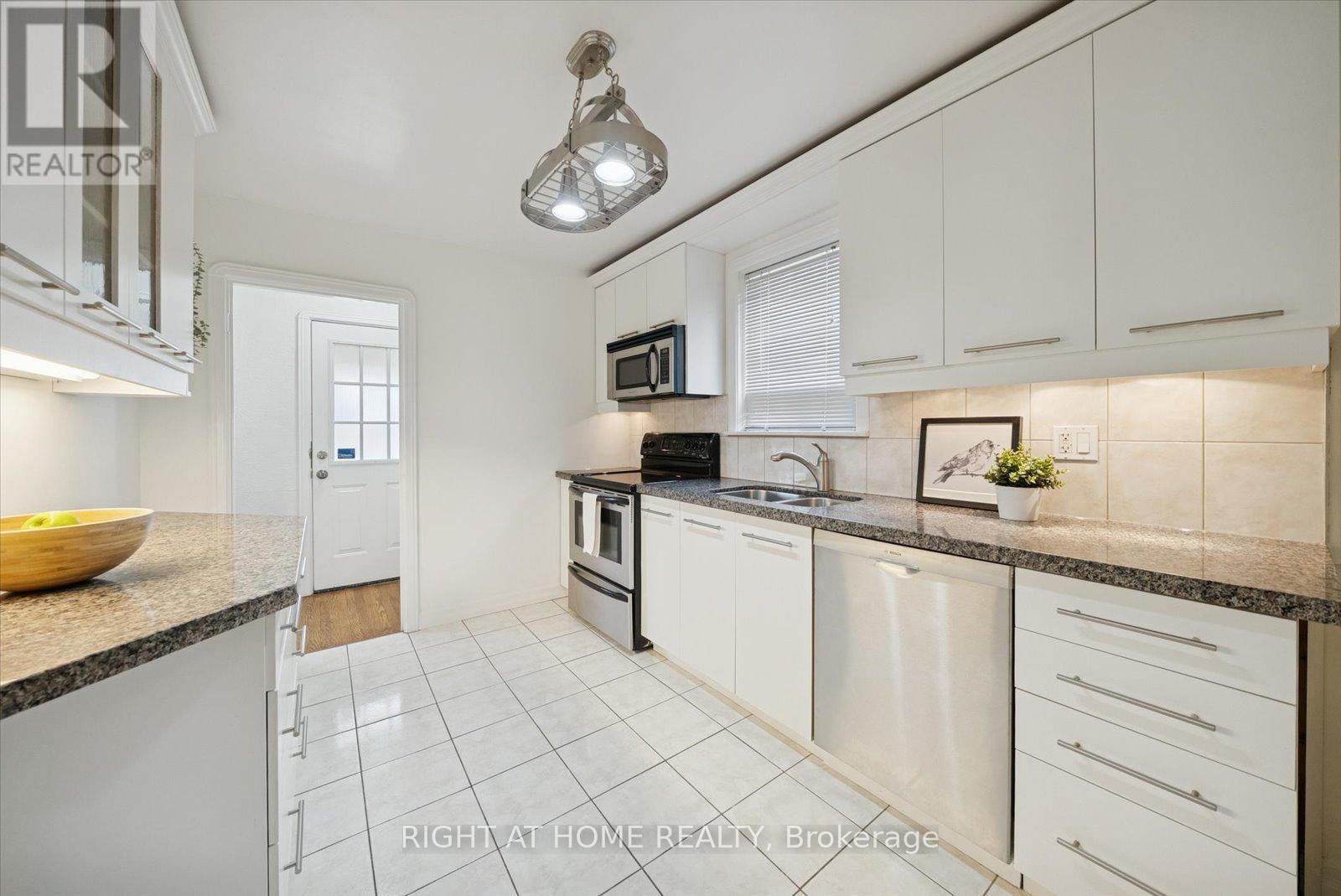 17 Yardley Avenue, Toronto, Ontario  M4B 2A7 - Photo 7 - E12592966