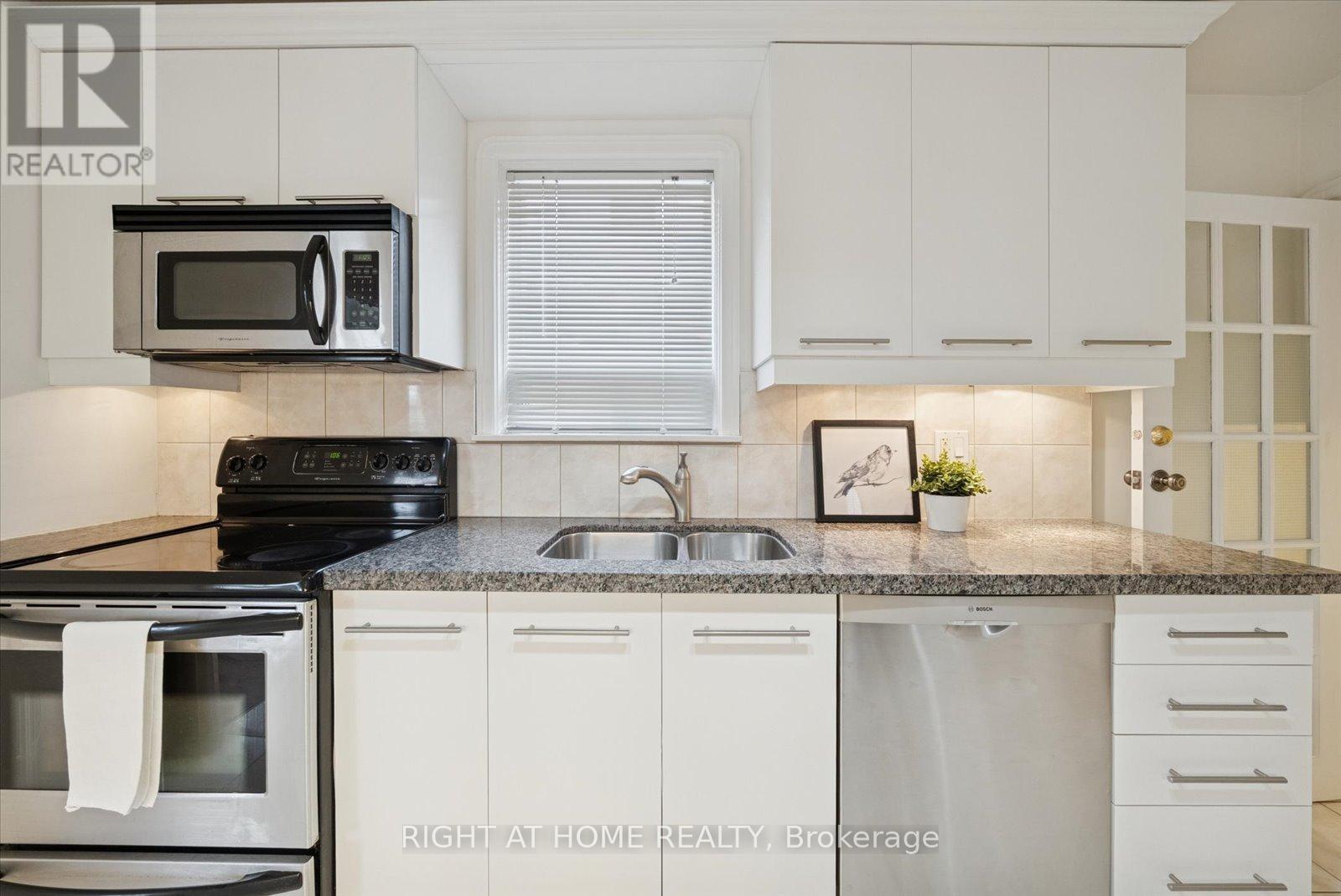 17 Yardley Avenue, Toronto, Ontario  M4B 2A7 - Photo 8 - E12592966