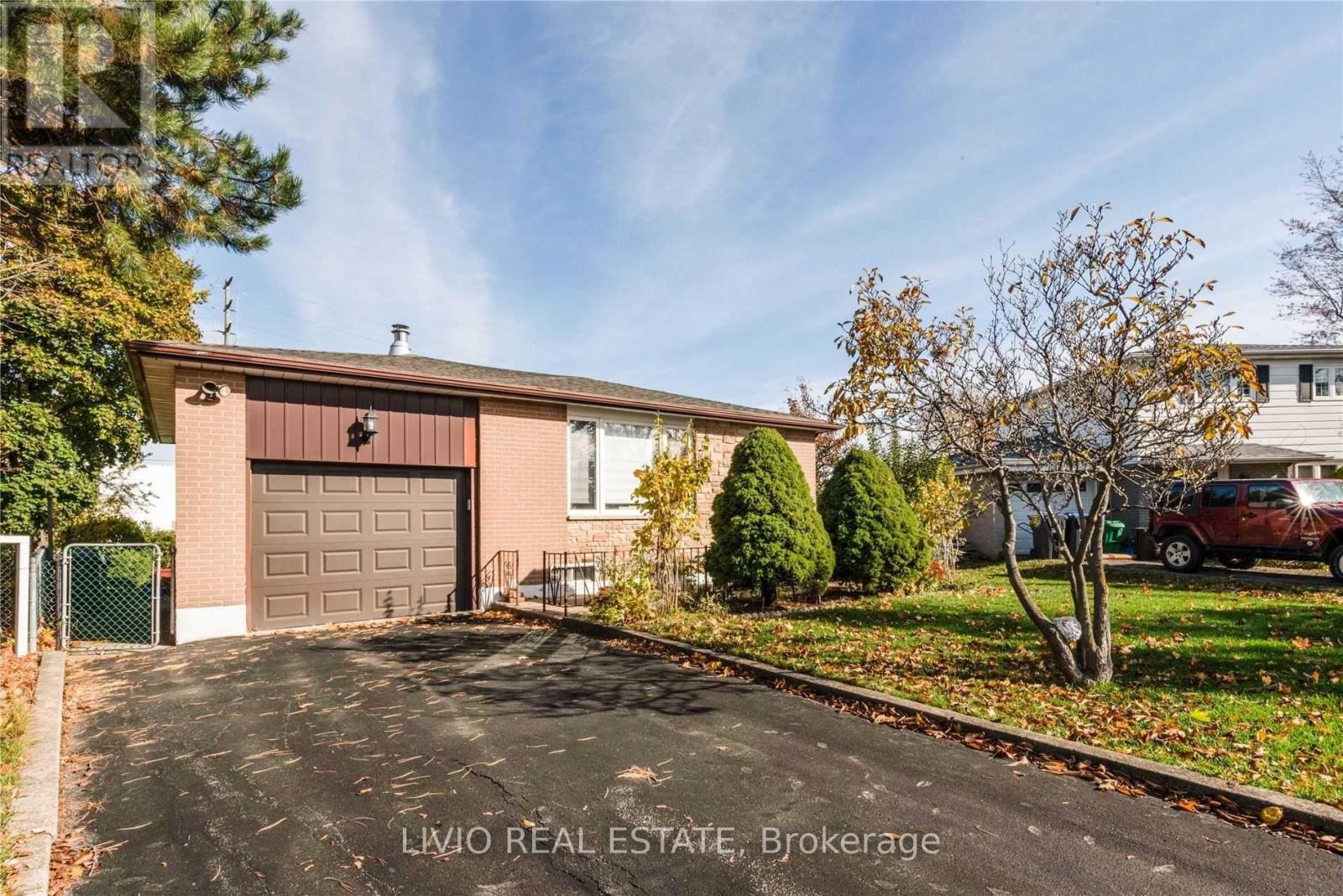 12 Finsbury Drive, Brampton, Ontario  L6T 3P9 - Photo 2 - W12593024