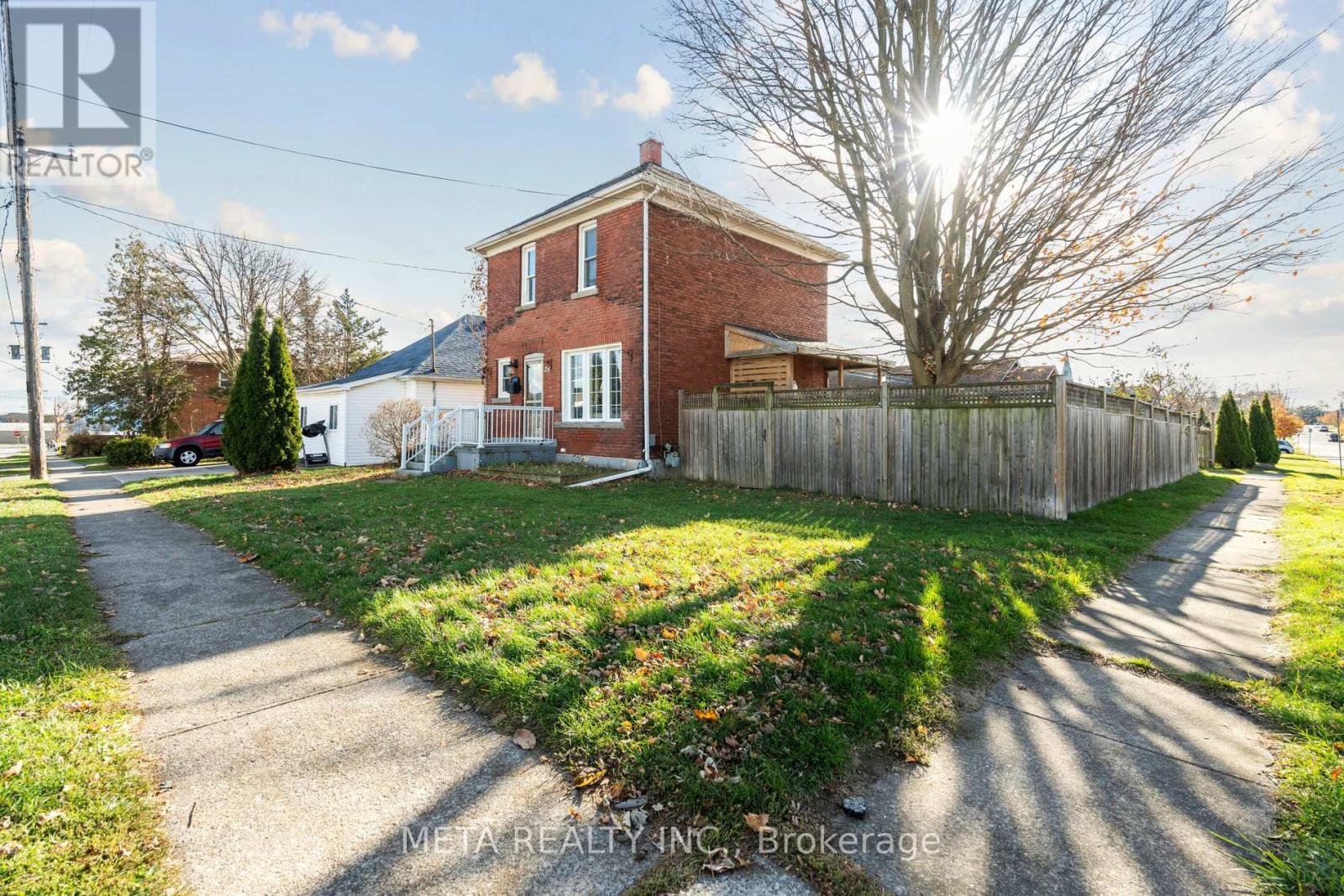29 Ann Street, Thorold, Ontario  L2V 2J4 - Photo 2 - X12593012