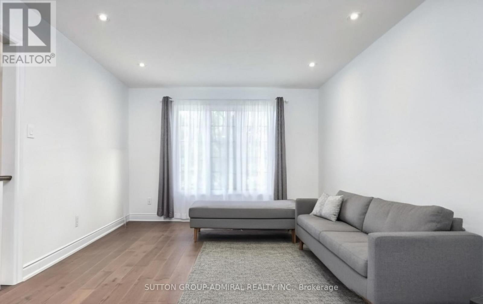 16 Gibbon Drive, Barrie, Ontario L4N 6G3 - Photo 2 - S12593058