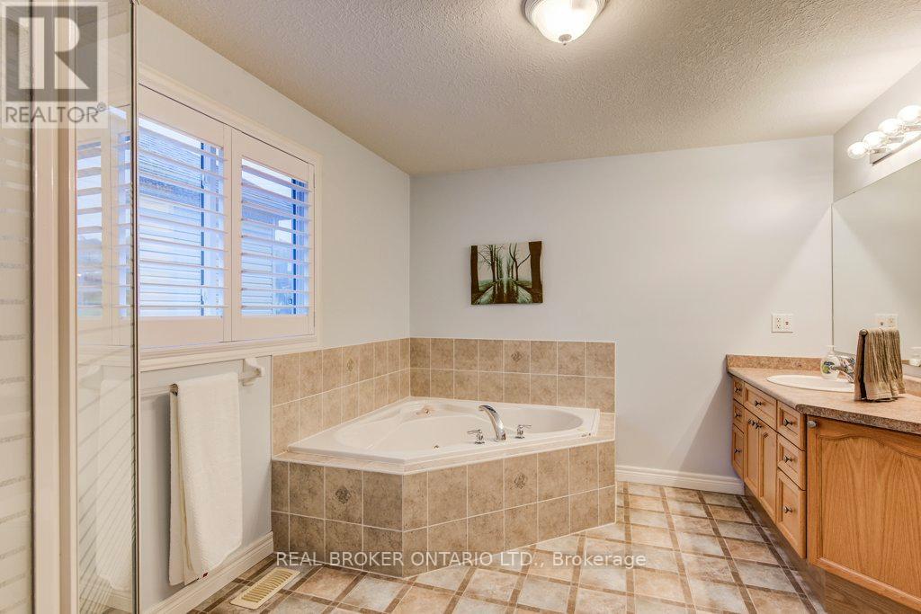 678 Interlaken Drive, Waterloo, Ontario  N2T 2Y5 - Photo 22 - X12593068