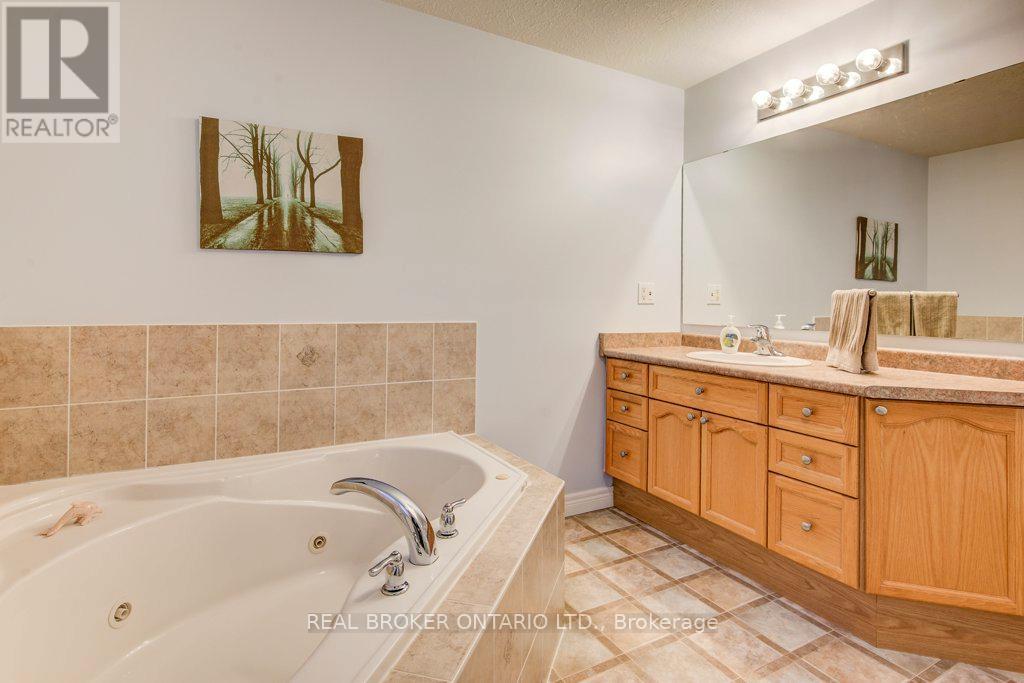 678 Interlaken Drive, Waterloo, Ontario  N2T 2Y5 - Photo 23 - X12593068