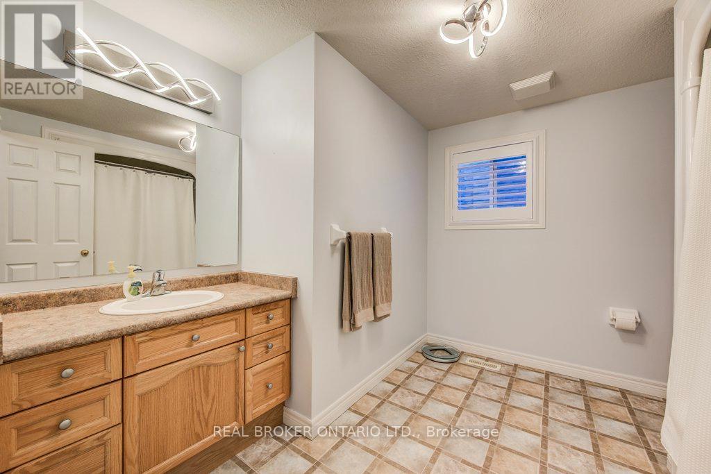 678 Interlaken Drive, Waterloo, Ontario  N2T 2Y5 - Photo 26 - X12593068