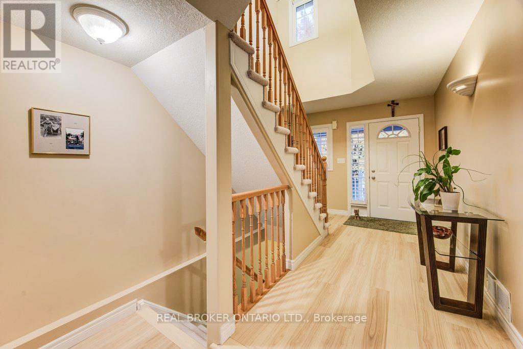 678 Interlaken Drive, Waterloo, Ontario  N2T 2Y5 - Photo 5 - X12593068