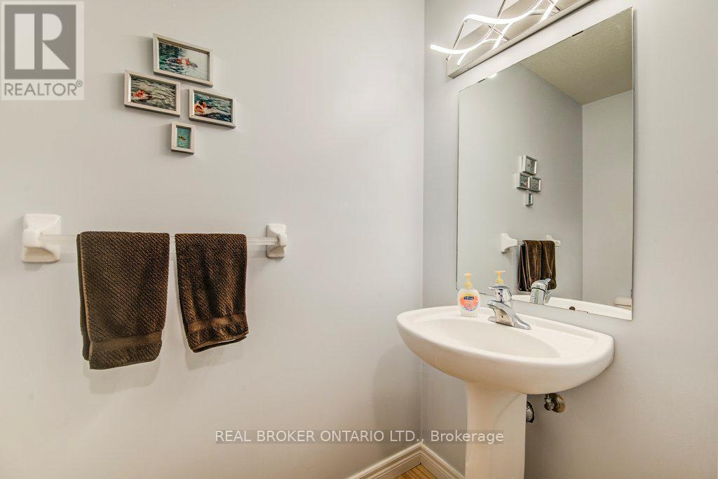 678 Interlaken Drive, Waterloo, Ontario  N2T 2Y5 - Photo 7 - X12593068