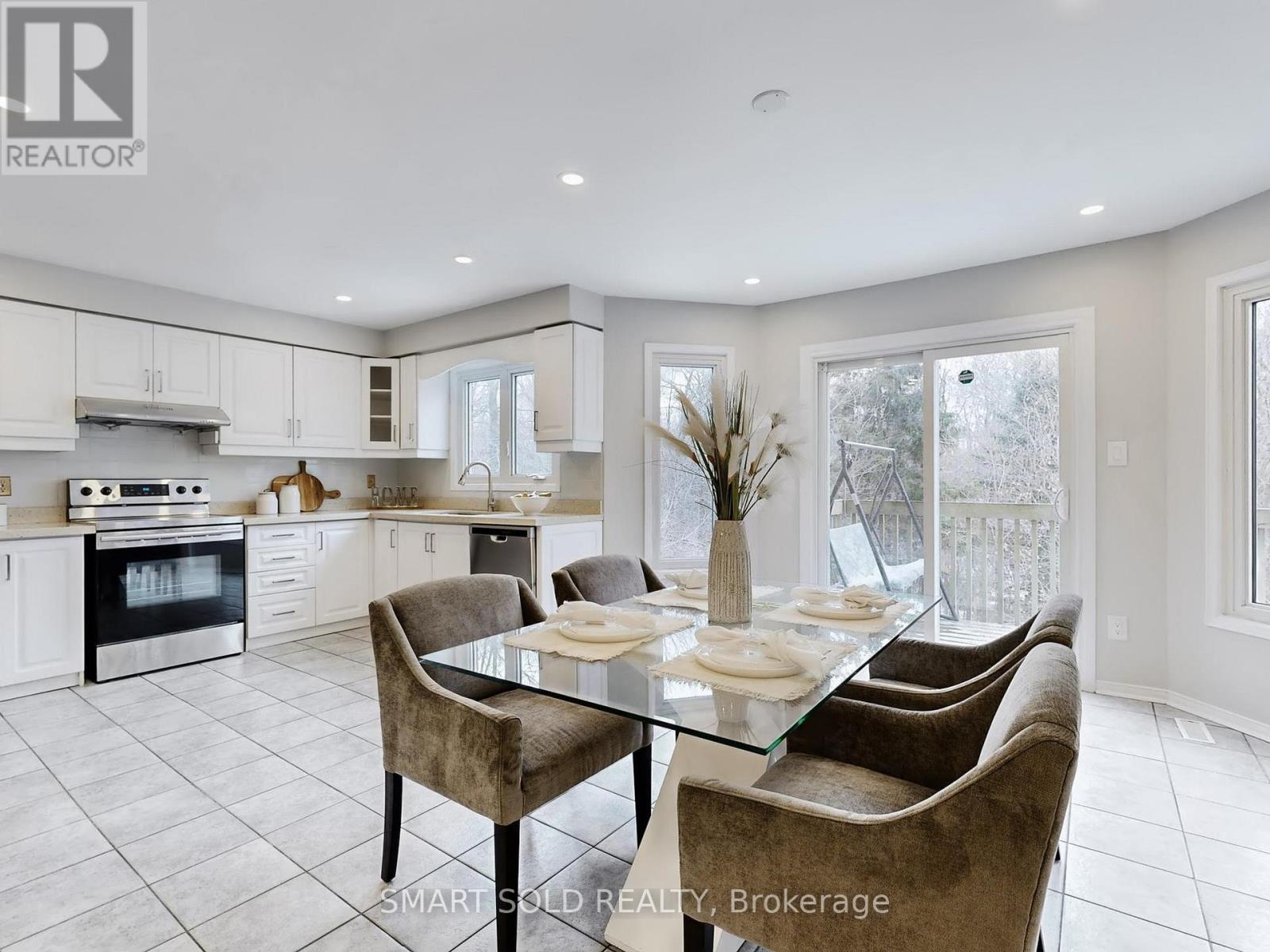 44 Castleridge Drive, Richmond Hill, Ontario L4B 1P8 - Photo 12 - N12592866