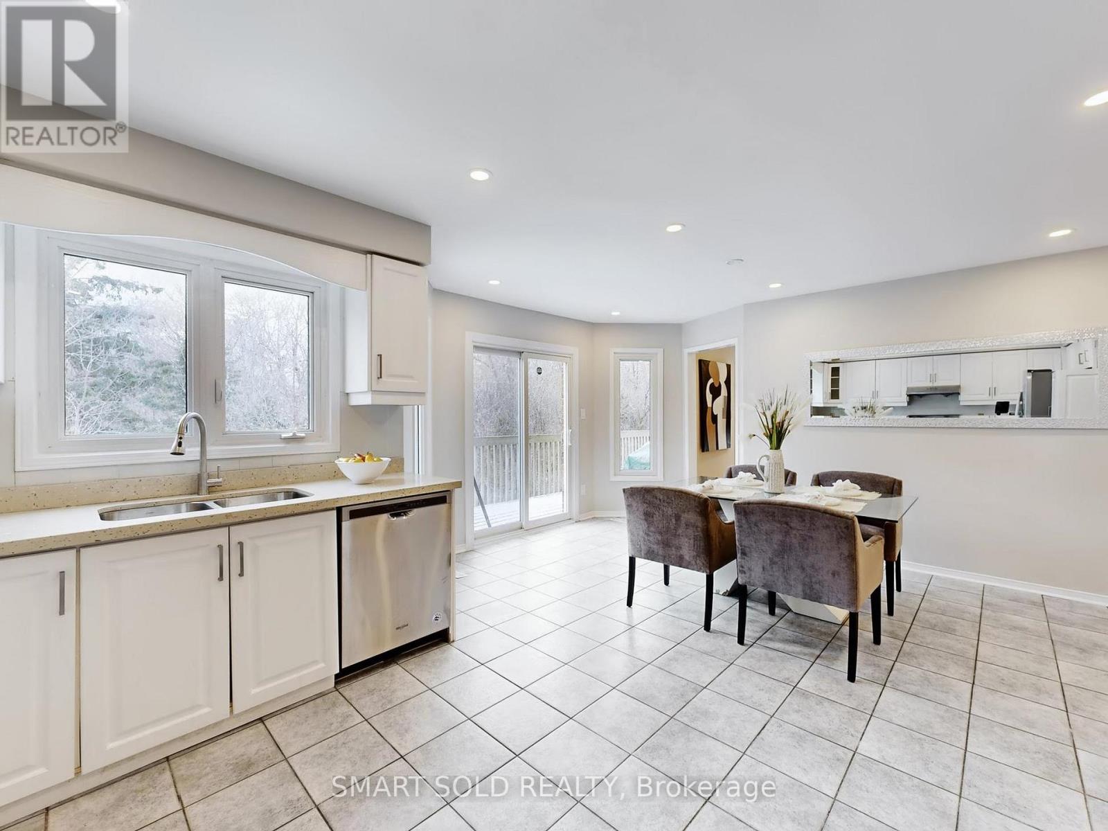 44 Castleridge Drive, Richmond Hill, Ontario L4B 1P8 - Photo 11 - N12592866