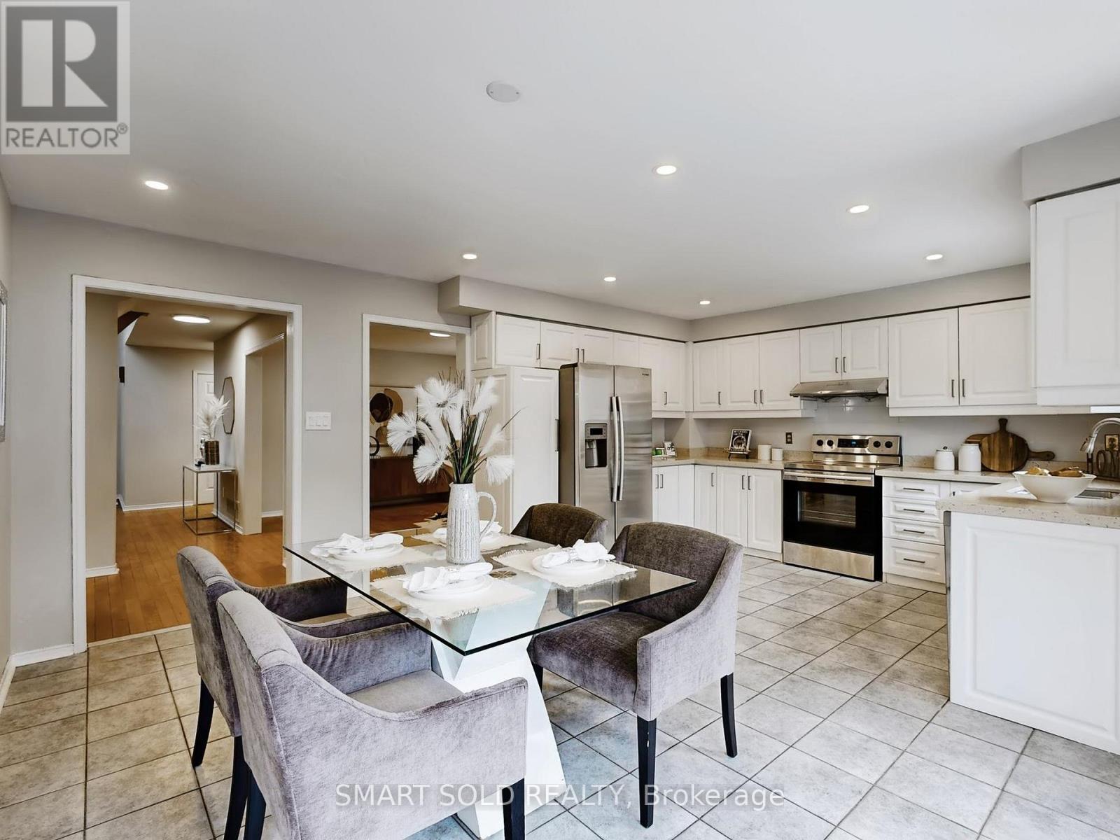 44 Castleridge Drive, Richmond Hill, Ontario L4B 1P8 - Photo 13 - N12592866