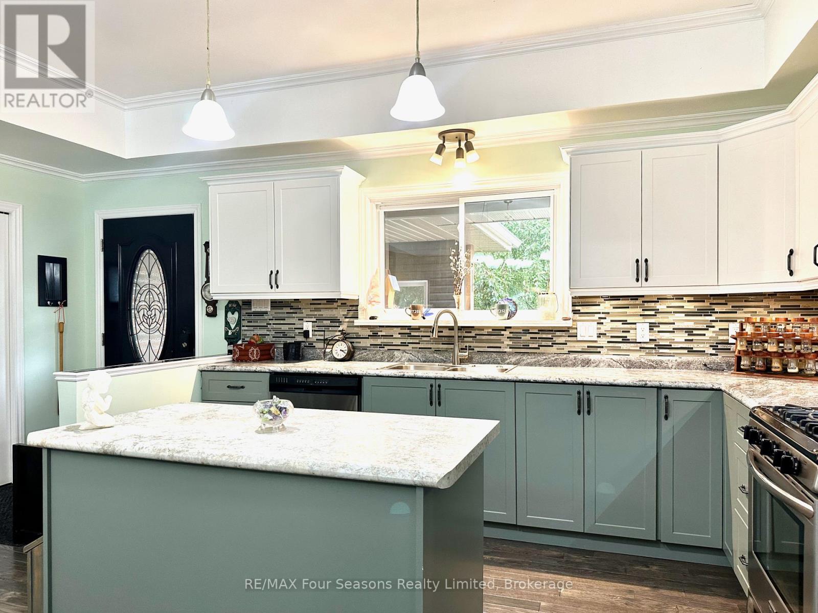 225 Christopher Street, Clearview, Ontario  L0M 1S0 - Photo 10 - S12593126