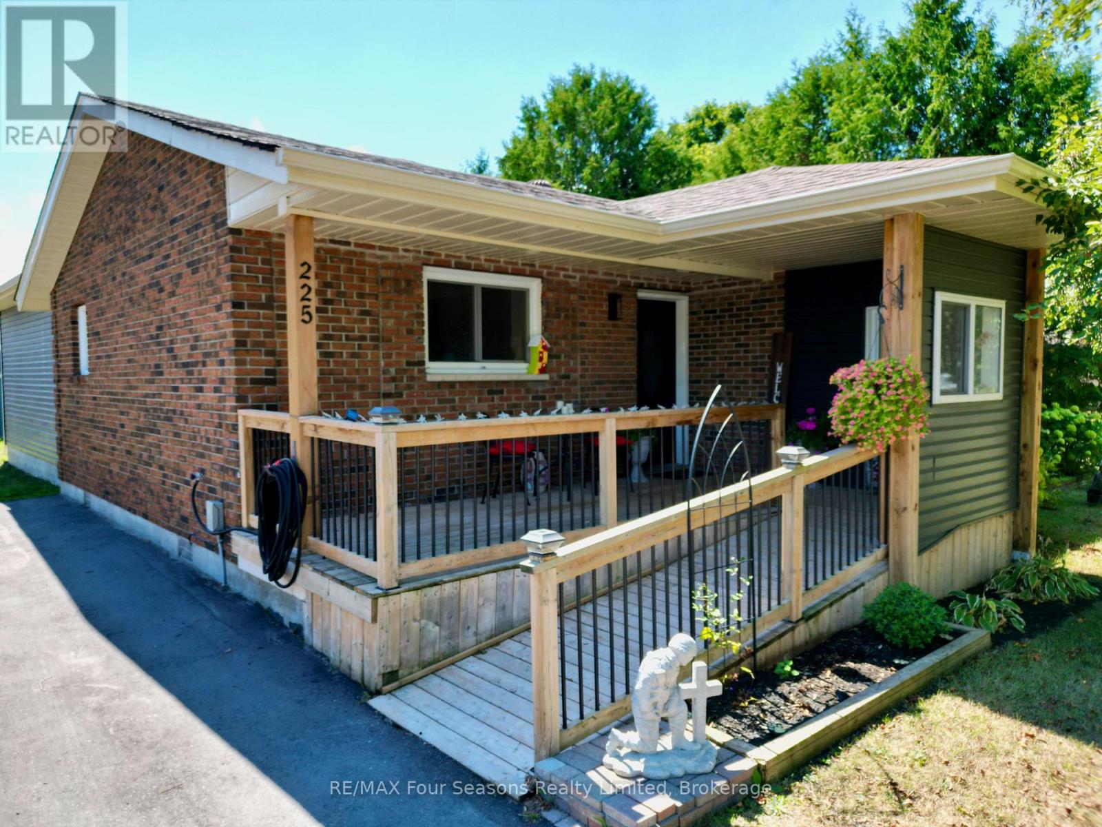 225 Christopher Street, Clearview, Ontario  L0M 1S0 - Photo 2 - S12593126