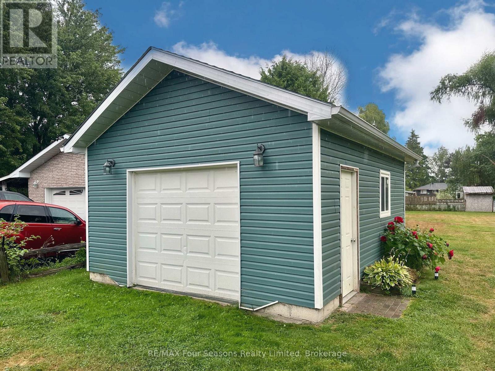 225 Christopher Street, Clearview, Ontario  L0M 1S0 - Photo 30 - S12593126