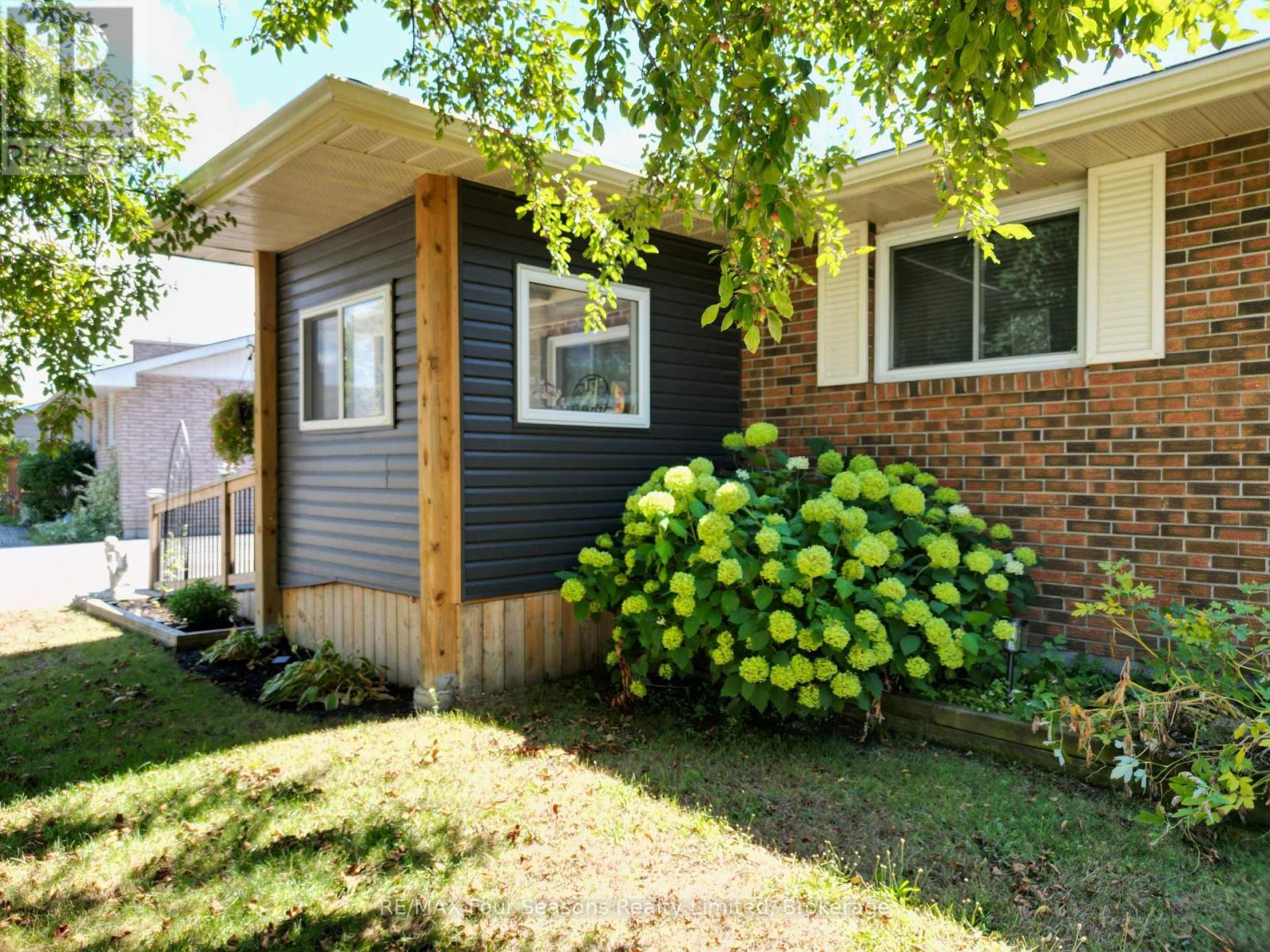 225 Christopher Street, Clearview, Ontario  L0M 1S0 - Photo 4 - S12593126