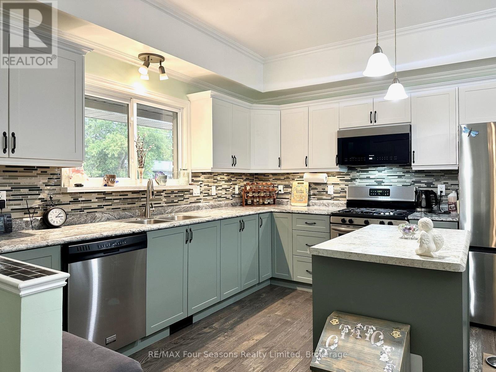 225 Christopher Street, Clearview, Ontario  L0M 1S0 - Photo 9 - S12593126