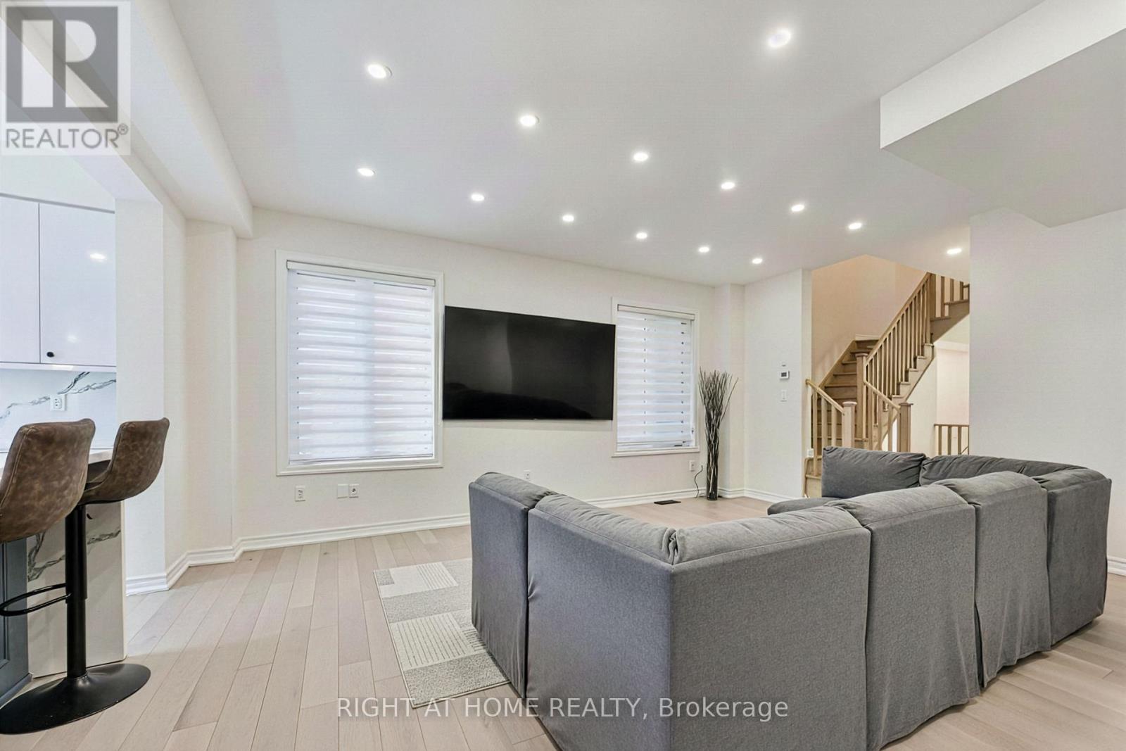 80 Conarty Crescent, Whitby, Ontario  L1P 0L4 - Photo 4 - E12593112