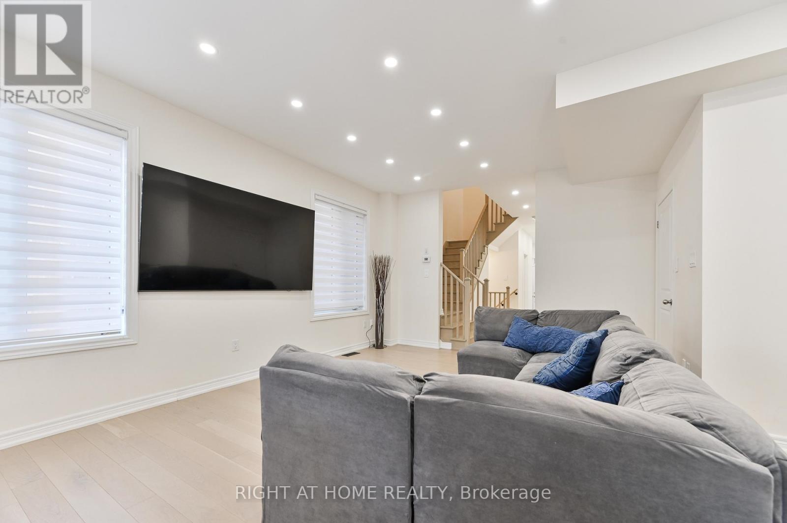 80 Conarty Crescent, Whitby, Ontario  L1P 0L4 - Photo 6 - E12593112