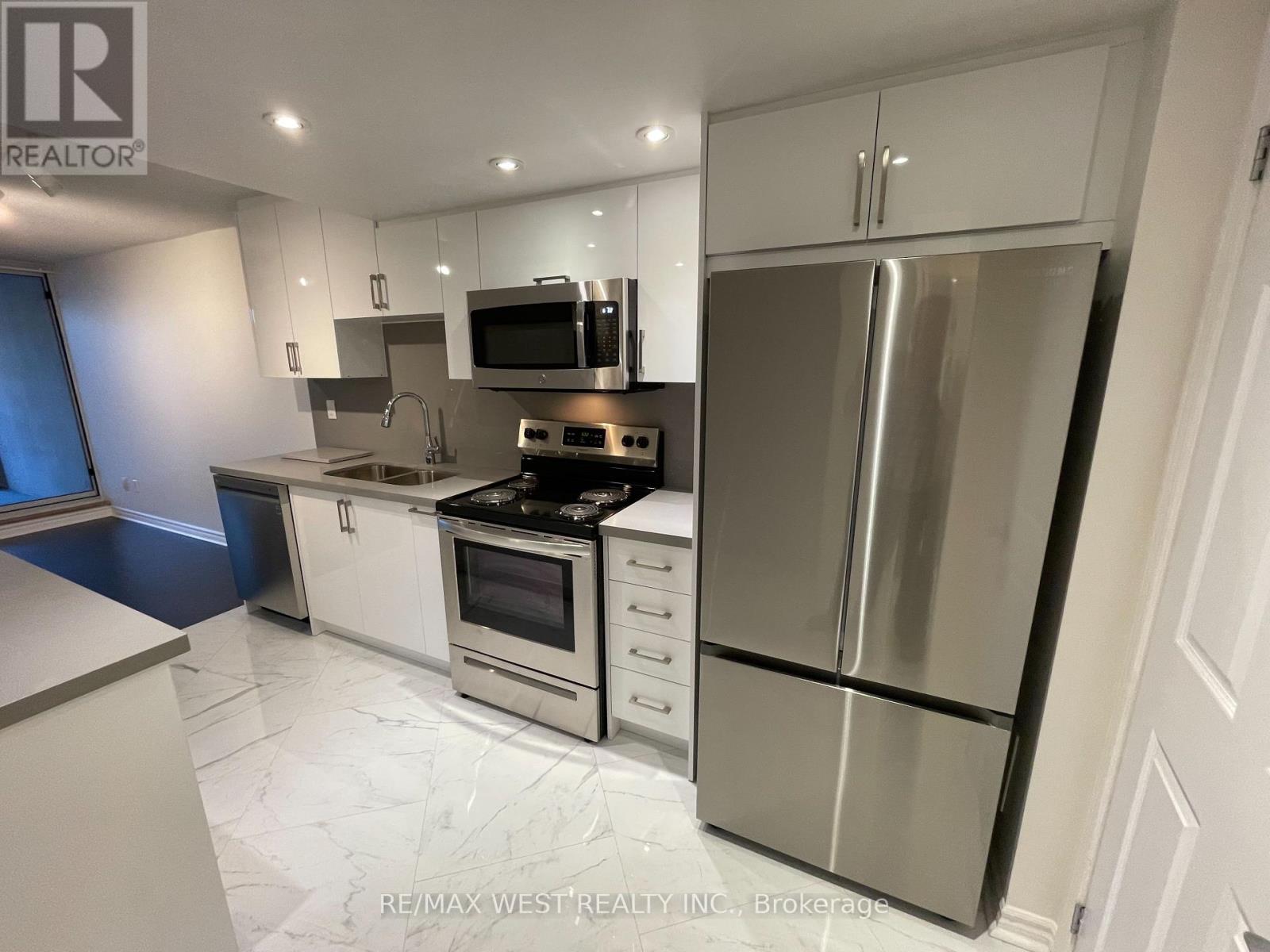 1027 - 77 Maitland Place, Toronto, Ontario  M4Y 2V6 - Photo 3 - C12590208