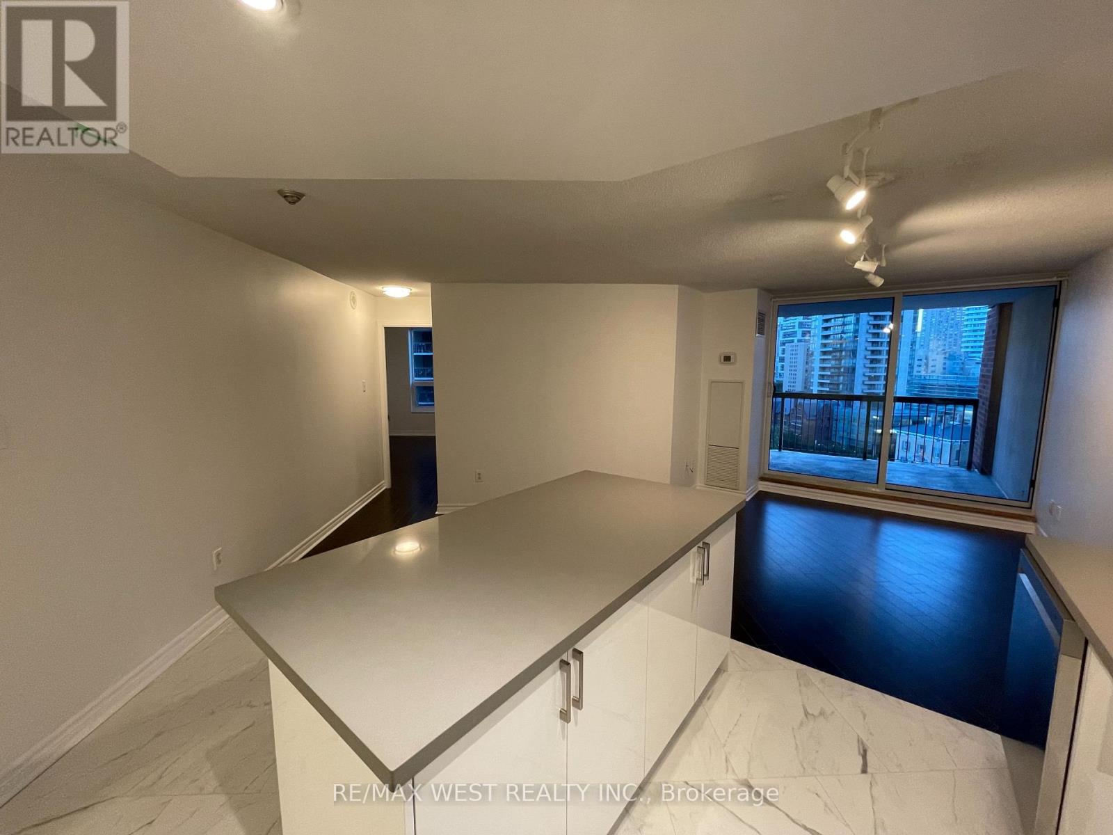 1027 - 77 Maitland Place, Toronto, Ontario  M4Y 2V6 - Photo 4 - C12590208