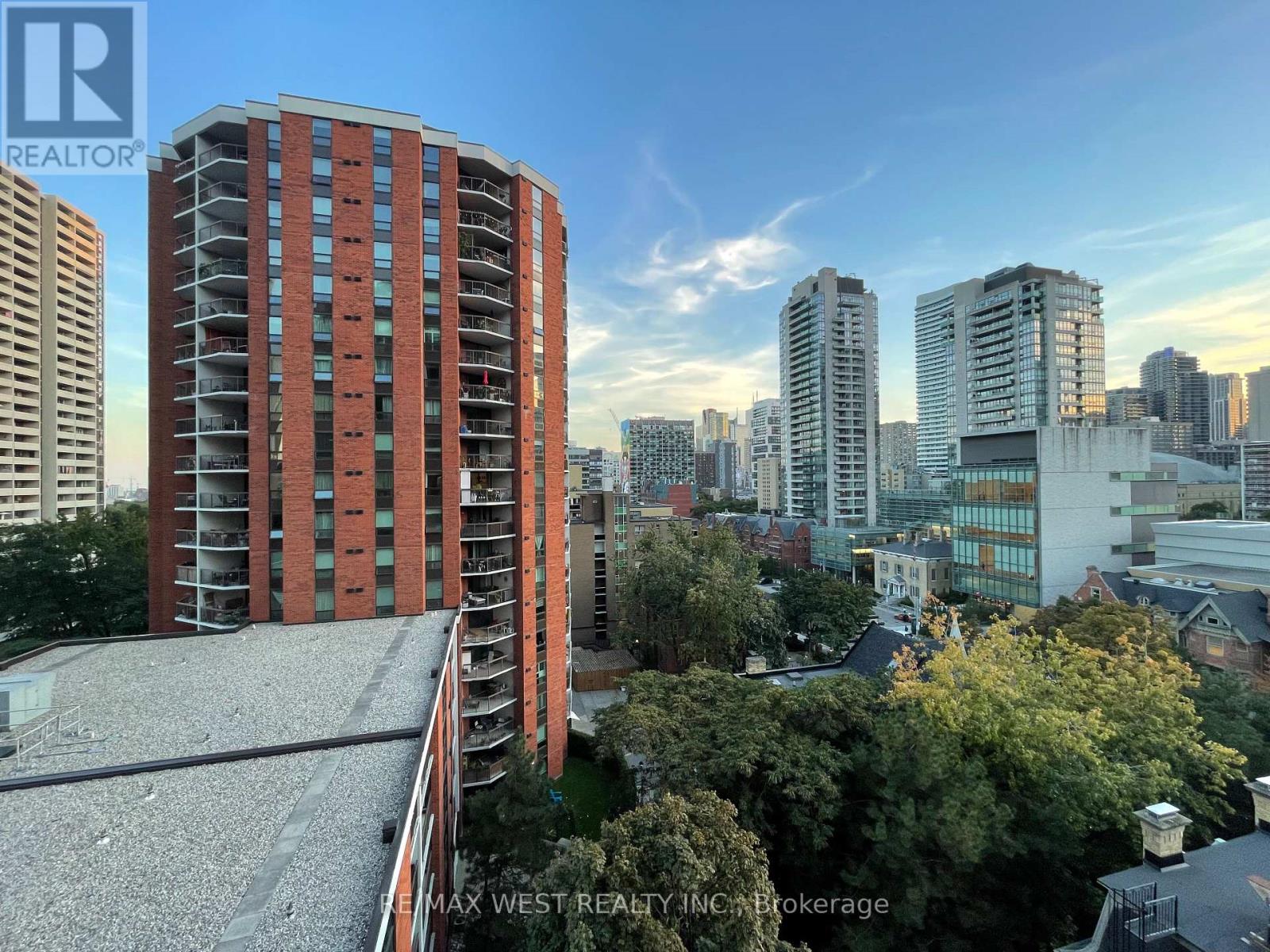 1027 - 77 Maitland Place, Toronto, Ontario  M4Y 2V6 - Photo 8 - C12590208