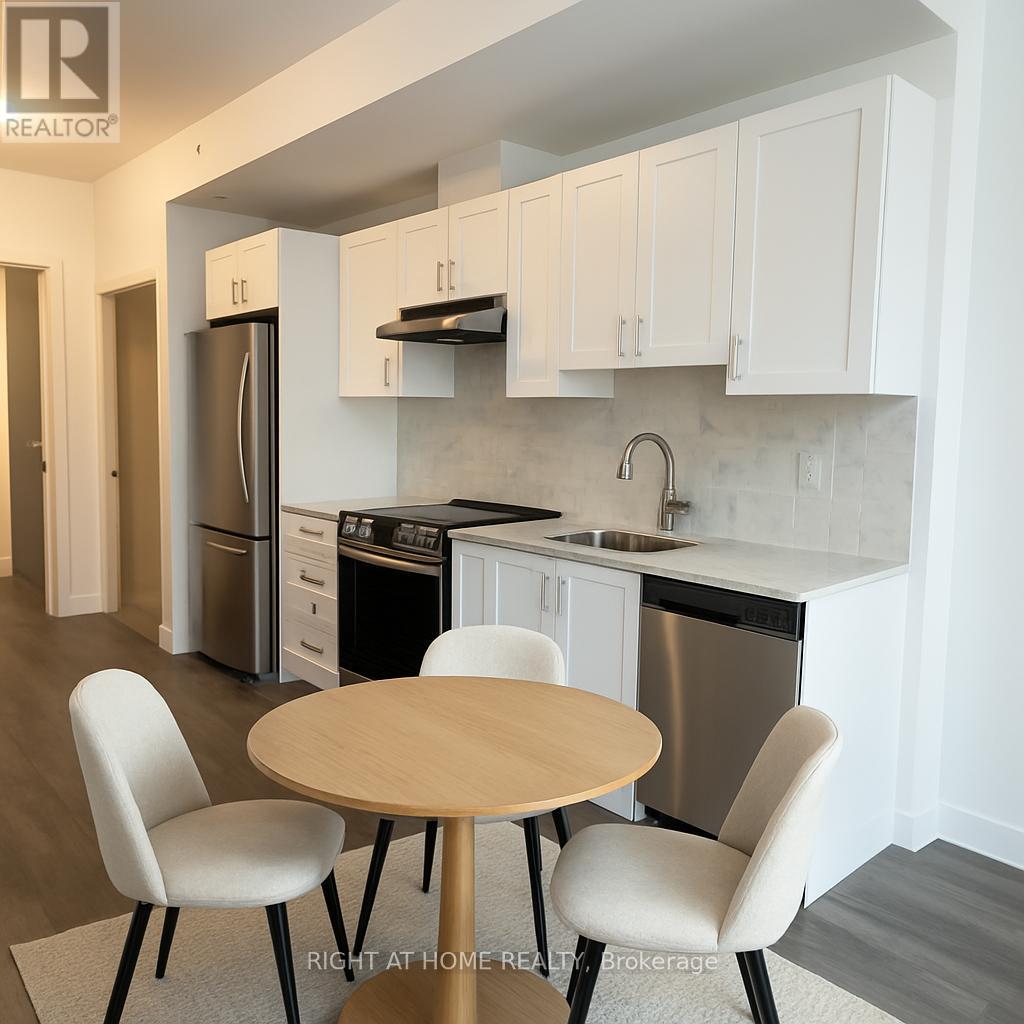 705 Davis Drive, Newmarket, Ontario  L3Y 0J1 - Photo 4 - N12593158