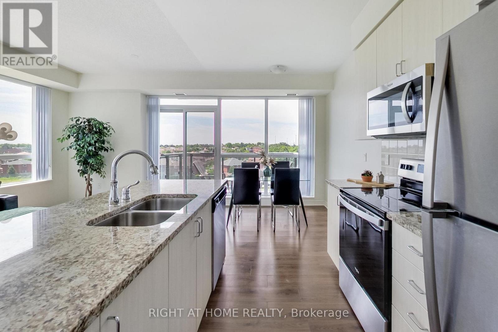 515 - 349 Rathburn Road W, Mississauga, Ontario  L5B 0G9 - Photo 10 - W12593114