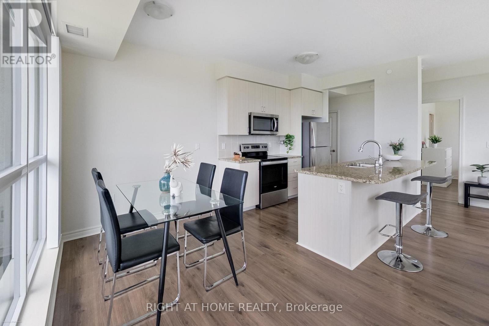 515 - 349 Rathburn Road W, Mississauga, Ontario  L5B 0G9 - Photo 12 - W12593114