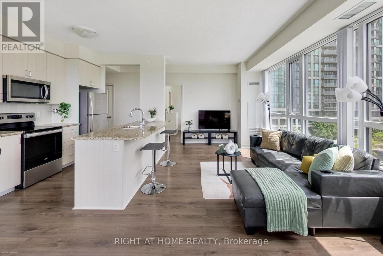 515 - 349 Rathburn Road W, Mississauga, Ontario  L5B 0G9 - Photo 3 - W12593114