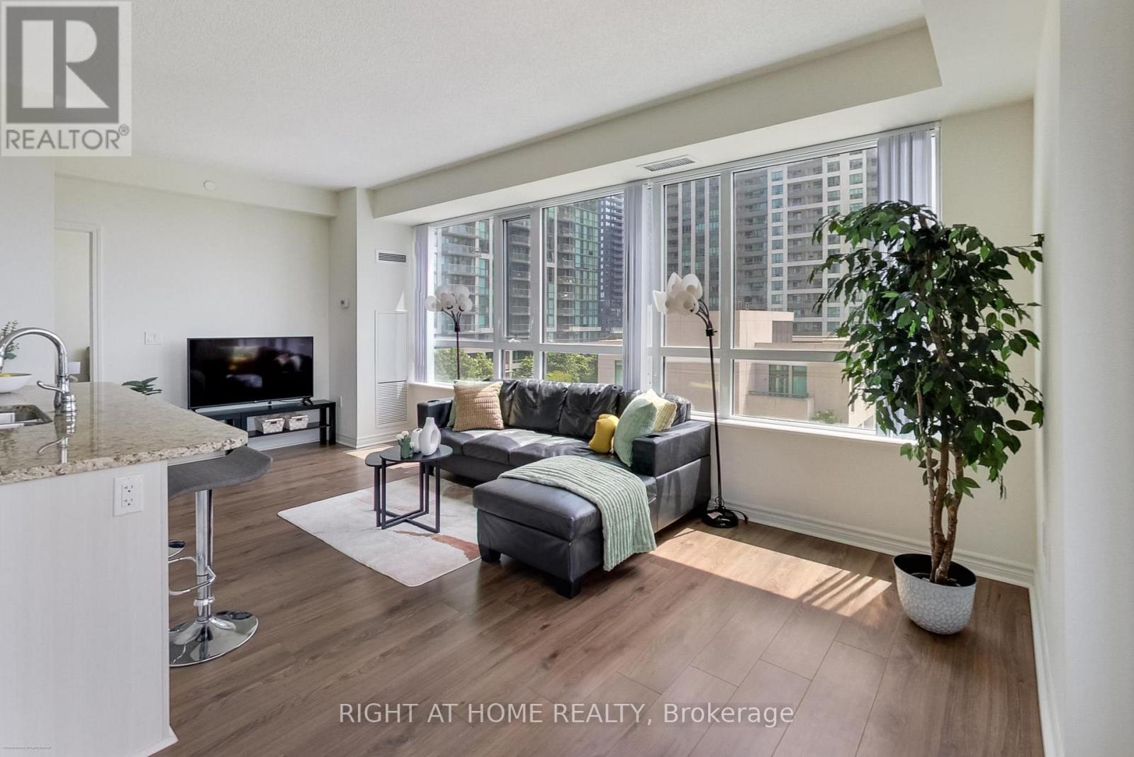 515 - 349 Rathburn Road W, Mississauga, Ontario  L5B 0G9 - Photo 4 - W12593114