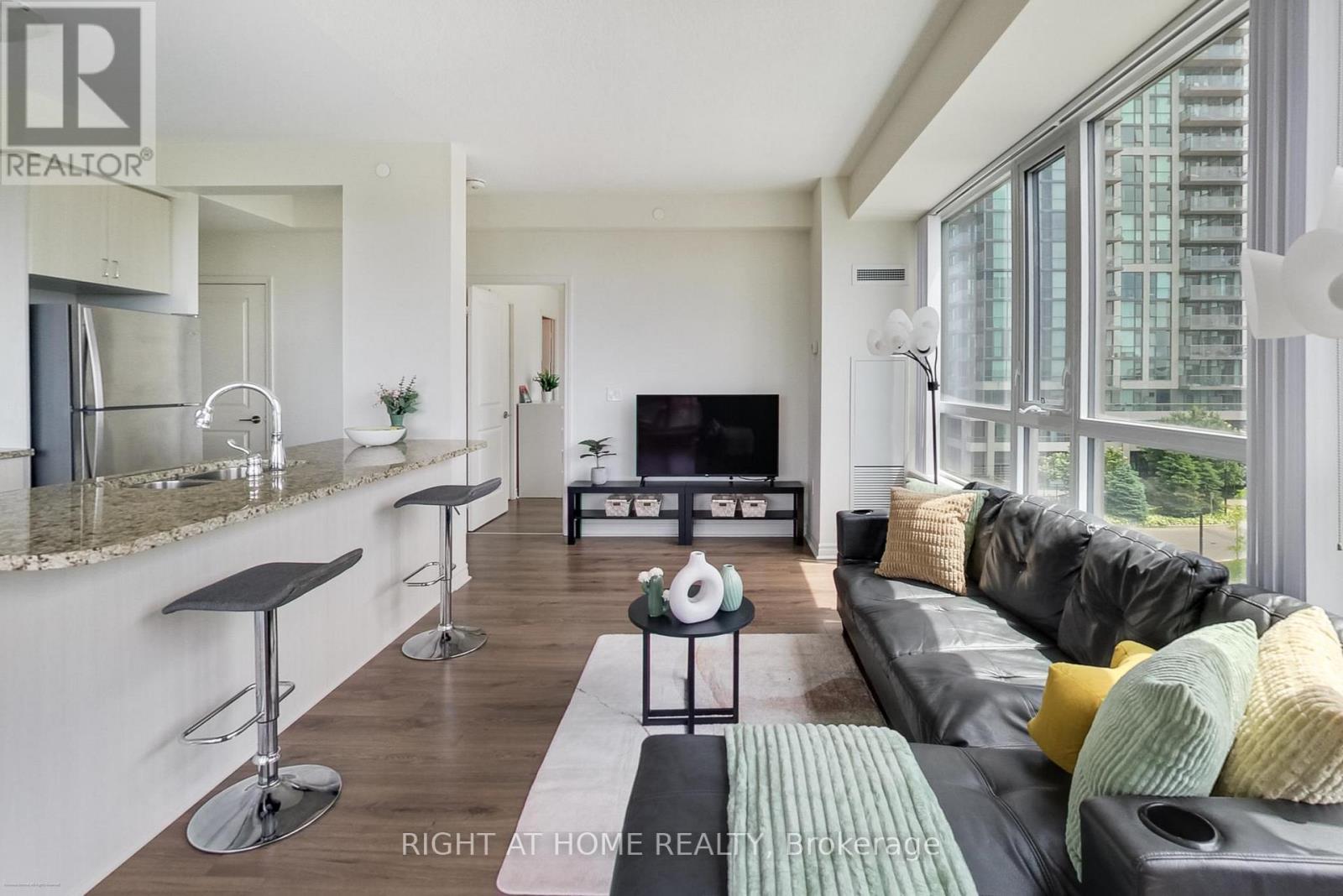 515 - 349 Rathburn Road W, Mississauga, Ontario  L5B 0G9 - Photo 5 - W12593114