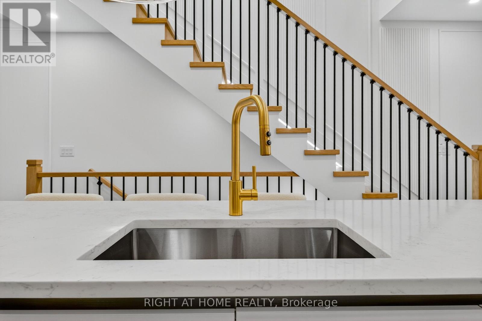 15a Rosemeade Avenue, Toronto, Ontario  M8Y 3A2 - Photo 49 - W12593146