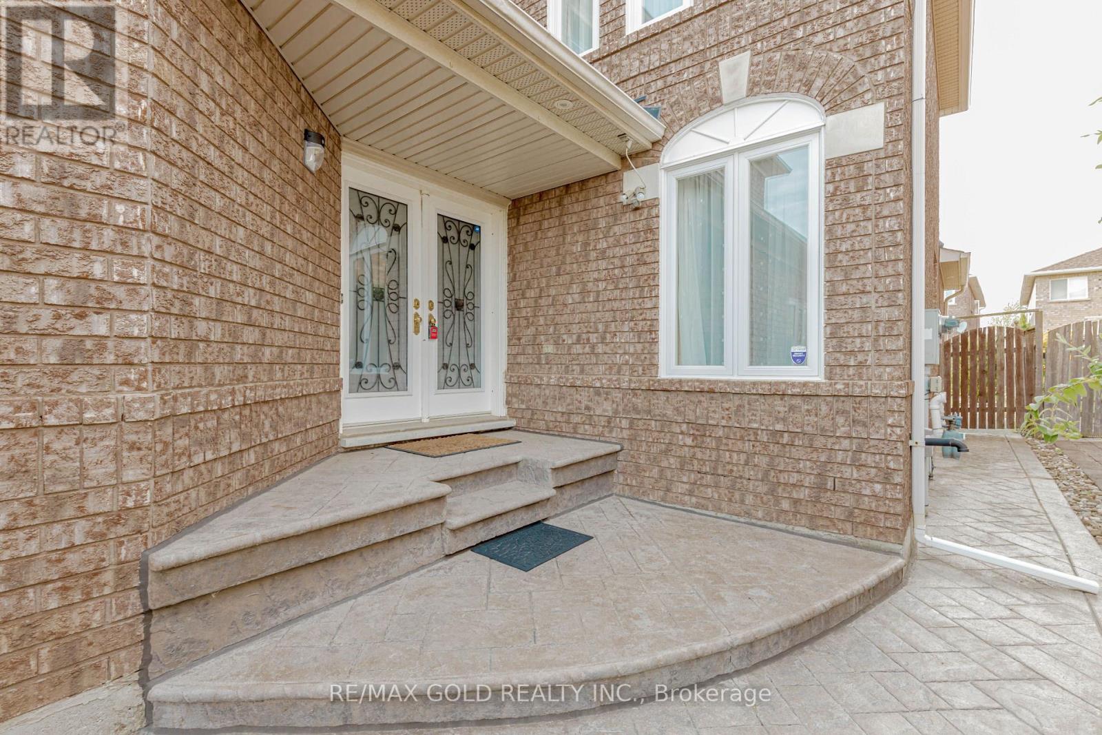 7399 Terragar Boulevard, Mississauga, Ontario  L5N 8G7 - Photo 2 - W12593160