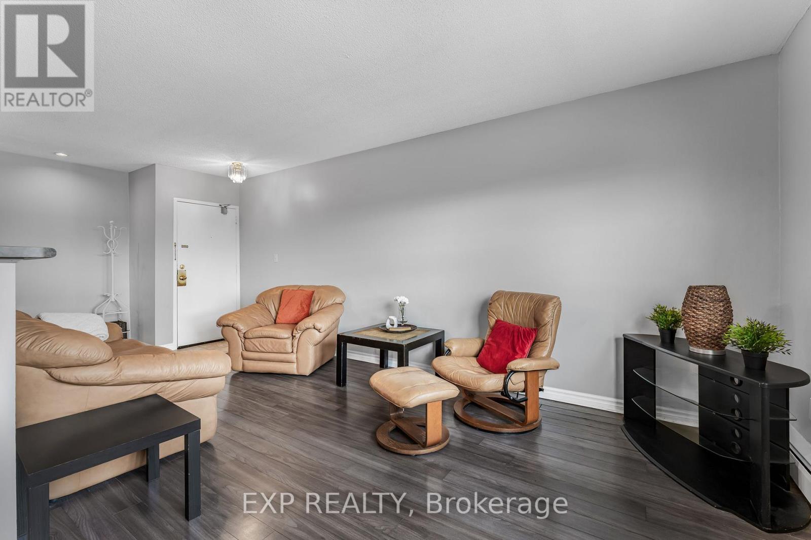 301 - 264 Oakdale Avenue, St. Catharines, Ontario  L2P 2K4 - Photo 4 - X12593198